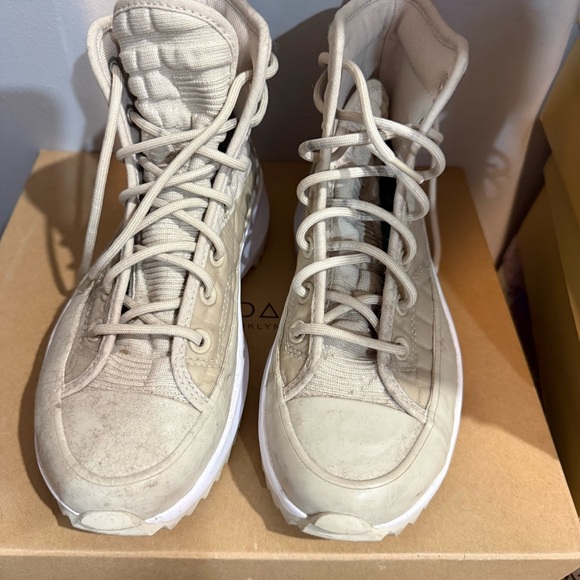 Converse Women’s Run Star Lugged Sneaker Boots - Picture 4 of 5